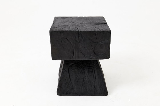 Image 1 of Rustieke, sculpturale bijzettafel/kruk, gebrand zwart eikenhout, gesneden, uniek, Logniture