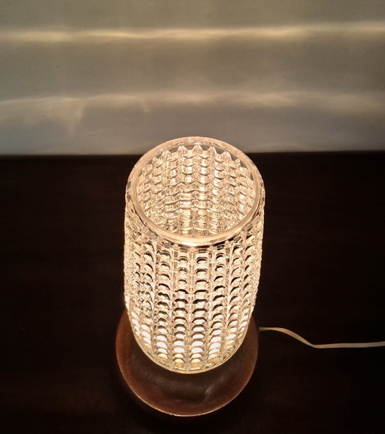 Image 1 of Vintage tafellamp met glazen reliëf kap jaren 60