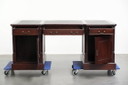 Bureau Chesterfield de style anglais, en bois foncé avec plateau en cuir vert.