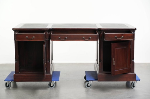 Chesterfield partner desk/ bureau in Engelse stijl met donker hout en een groen lederen blad