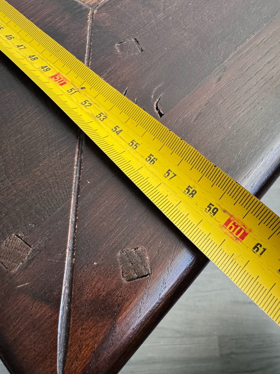 Rustikaler quadratischer Massivholz-Beistelltisch im brutalistischen Kolonialstil, 2er-Set, Beistelltische (Foto 7 von 10)