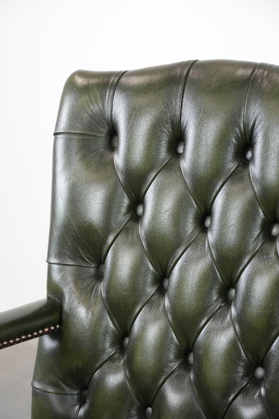 Image 1 of Sedia da ufficio Chesterfield in pelle di mucca verde scuro e legno in stile inglese su ruote