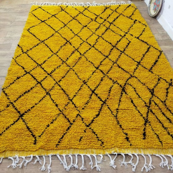 Image 1 of Alfombra bereber color amarillo mostaza – Alfombra marroquí hecha a mano con estampado de cuadros negros (286 × 200 cm)