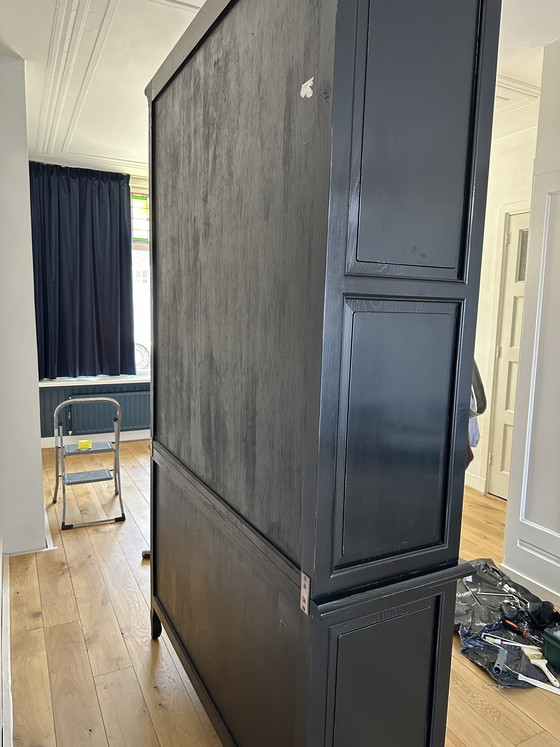 Image 1 of Zwarte vitrinekast met glazen deuren en opbergruimte 