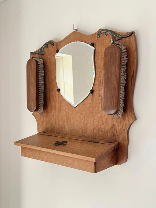 Specchio da parete vintage in legno con spazzole per vestiti e cassetto porta chiavi – circa anni '30