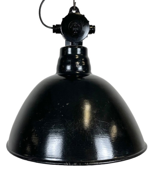 Fabriekslamp van zwart emaille uit Oost-Duitsland, vervaardigd door Lbd Veb Leuchtenbau Dresden, jaren 1950.