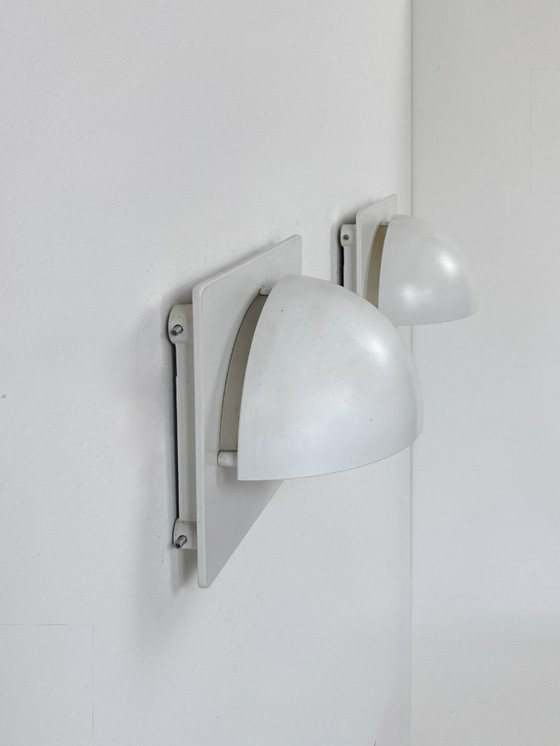 Image 1 of Een paar vintage Louis Poulsen wandlampen, mat wit gelakt metaal, Zweden, 1980