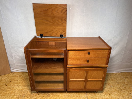 Image 1 of Vintage teakhouten platen- en muziekkast uit het midden van de eeuw van Parker Knoll (1960-1970) Zeldzaam Brits ontwerp | Prakti