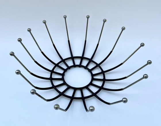 Image 1 of Fruttiera scultorea in metallo – Mid-Century Modern, circa anni '60/'70
