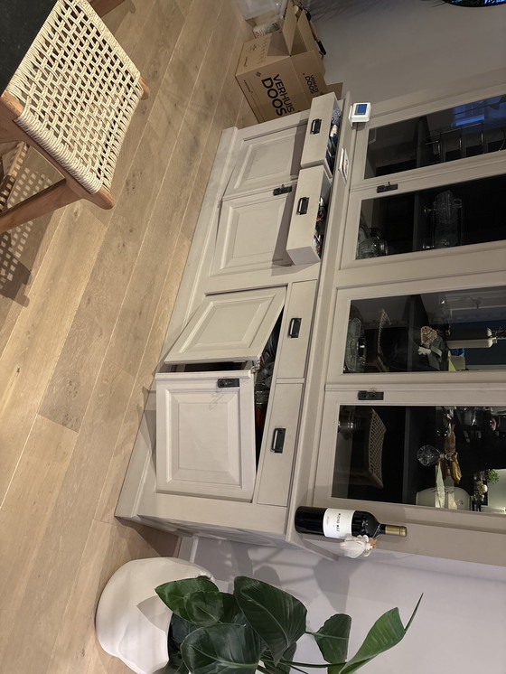 Image 1 of Keyser & Co wandkast 220h x 230b – kleur Truffel (15), binnenzijde Zwart (99), met lichtgrijze was 