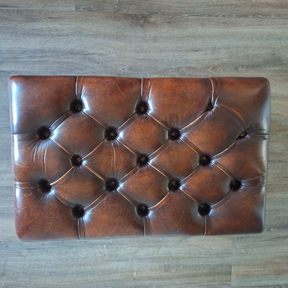Poggiapiedi Chesterfield in pelle. Anni '70. – Poggiapiedi e pouf, Leather, Wood (photo 4 of 11)