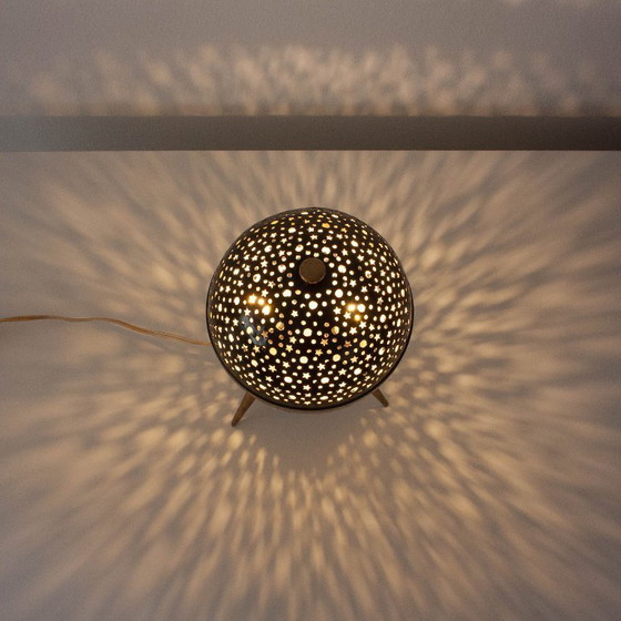 Image 1 of Lampe de table Saturn française des années 1950 en aluminium ajouré et laiton