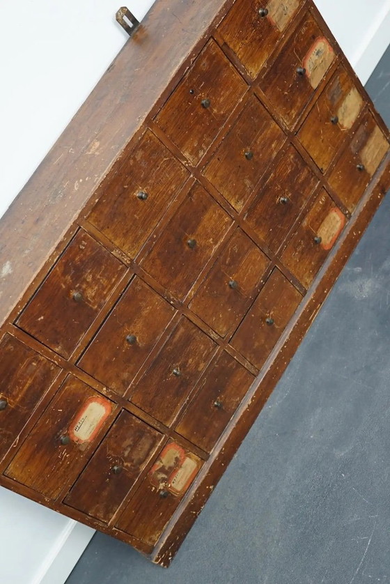 Image 1 of Mobiletto industriale olandese per farmacia/officina in pino, circa anni '20