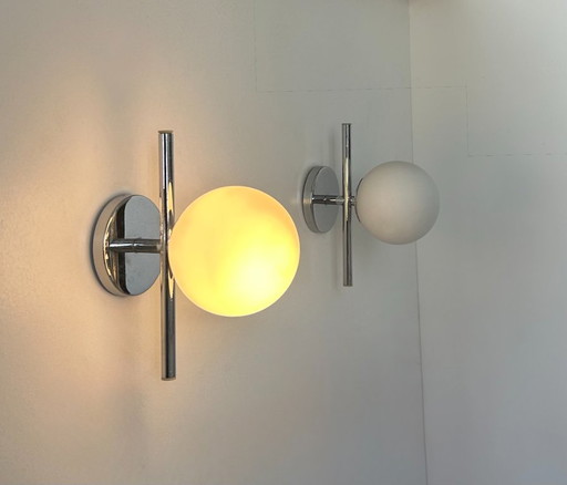 Coppia di applique vintage in cromo e opalina, Francia 1970