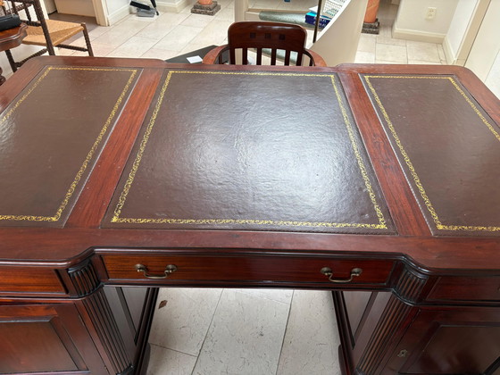 Image 1 of Magnifique bureau double en acajou de style ancien avec revêtement en cuir