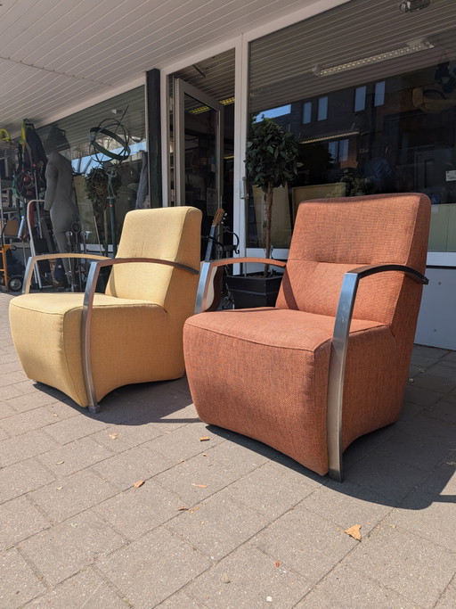 Paire de fauteuils lounge modernes avec accoudoirs en métal