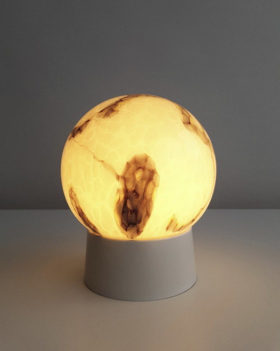 Image 1 of Plafonnier Art Déco exceptionnel en verre marbré, modèle sphérique Art Déco, taille moyenne