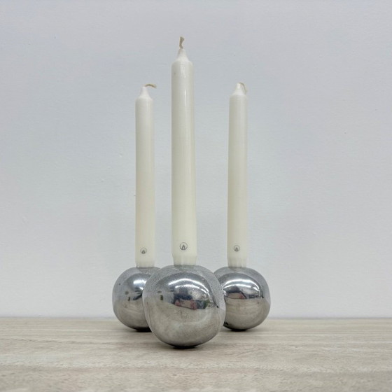 Image 1 of Bolvormige kandelaar van aluminium met atoomdesign uit het midden van de 20e eeuw, jaren 70.