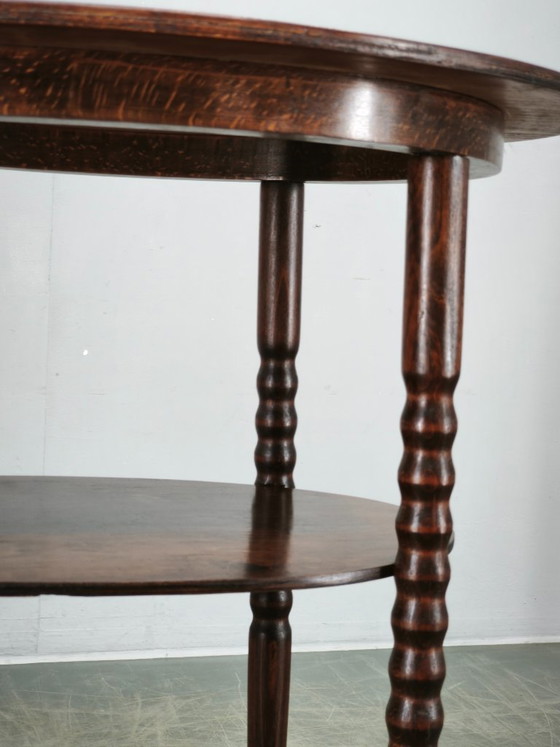 Image 1 of Tsjechische ovale art deco bijzettafel van beukenhout uit de jaren 1920 met onderplank.