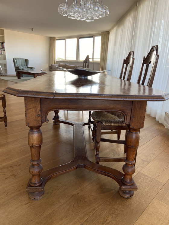 Image 1 of Mesa de castillo antigua con 6 sillas y asiento de mimbre.