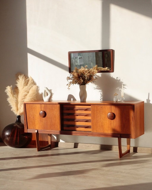 Elliotts of Newbury Teak Dressoir – Mid-Century Design