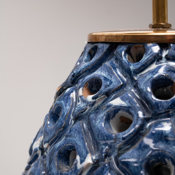 Perforierte blau-weiß glasierte Steingut Tischlampe Dänemark, 1960er Jahre, Tischlampen, Keramik, Messing (Foto 8 von 8)