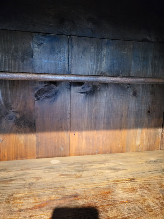 Image 1 of Schöner antiker Wäsche- oder Porzellanschrank aus Holz