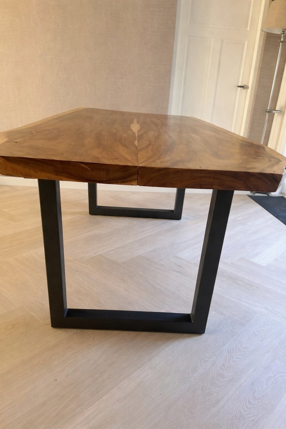 Image 1 of SUAR Esstisch aus laminiertem Baumstamm