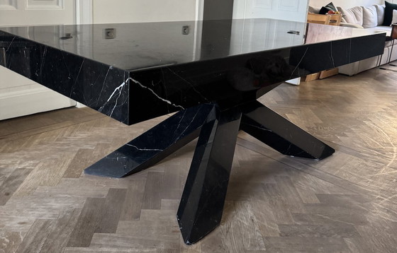 Image 1 of Mesa de mármol negro Timothy Oulton