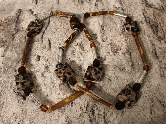 Image 1 of Handgemaakte statementketting met grote blokken in luipaardprint – gegarandeerd een blikvanger.