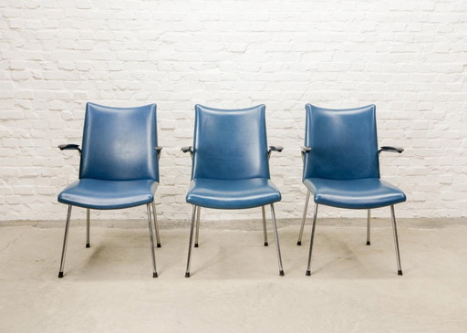 Gebroeders De Wit, ensemble de trois fauteuils design néerlandais revêtus de similicuir bleu vif. Pays-Bas, années 1960.