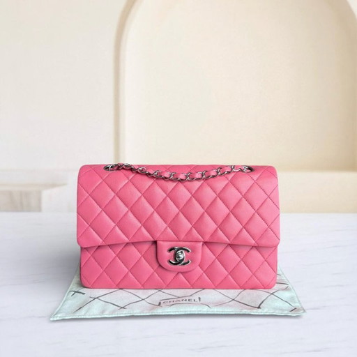 Borsa Chanel Classic Flap Medium - 25 cm in pelle di agnello trapuntata rosa chiaro con finiture argentate, serie 16