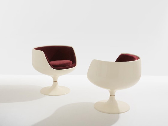 Image 1 of Eero Aarnio paar cognackleurige stoelen van glasvezel en alpacafluweel, 1967