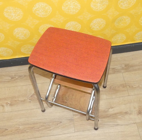 Image 1 of Vintage jaren 50 kruk Rood gevlekt opvouwbare trapladder Metaal en hout industriële retro ladderkruk