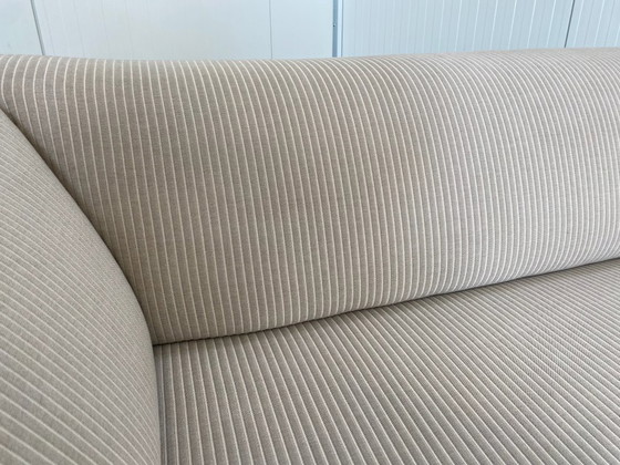 Image 1 of De stijlvolle Leolux Faya Lobi hoekbank in beige ribstof heeft een moderne, luxueuze uitstraling en biedt een ruime zithoek.