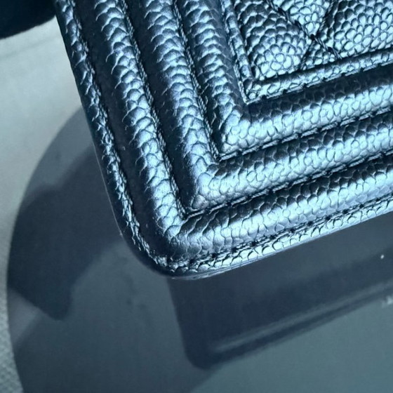 Image 1 of Chanel Boy Medium – Gestepptes, genarbtes Kalbsleder in Caviar-Optik, schwarze Ruthenium-silberne Beschläge, Serie 20