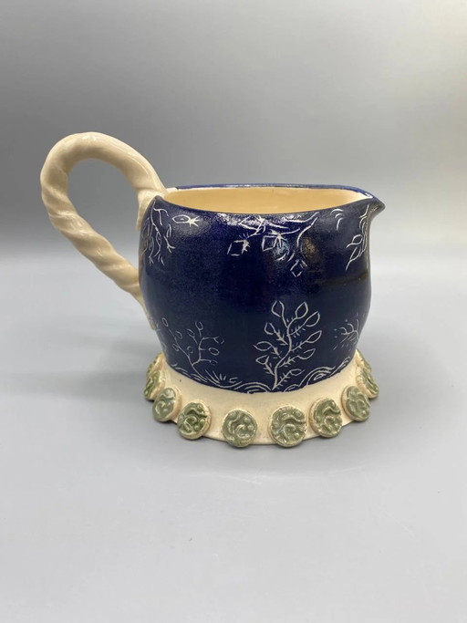 Terre à Terre signierter Kunstkrug aus Keramik, kobaltblaues Sgraffito-Dekor, Einzelstück – servies, Ceramic (photo 2 of 8)