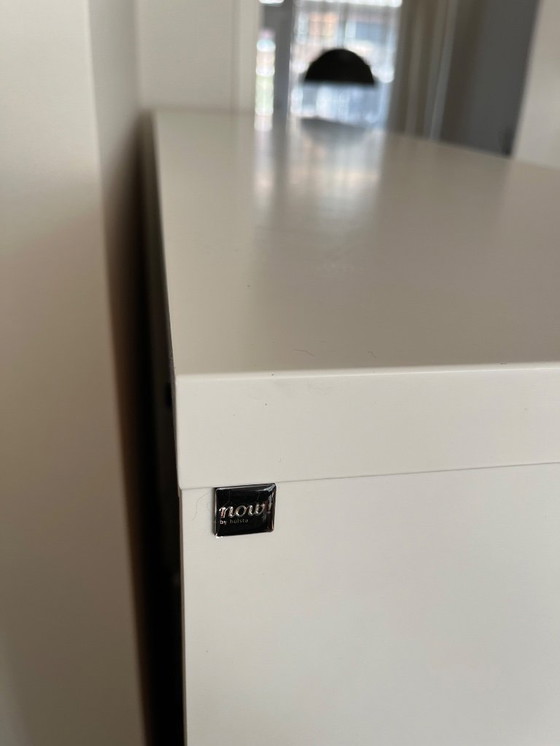 Image 1 of Hulstä Now Vitrine / Highboard – weiß & beige – mit Beleuchtung