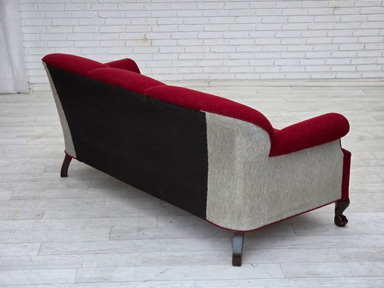 Image 1 of Dänisches 3-Sitzer-Sofa aus den 1950er Jahren, roter und hellgrauer Möbelwollbezug, geschnitztes Eichenholz.