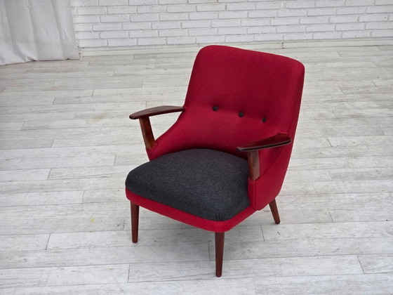 Image 1 of Fauteuil de conception danoise des années 1960, retapissé en laine d'ameublement.