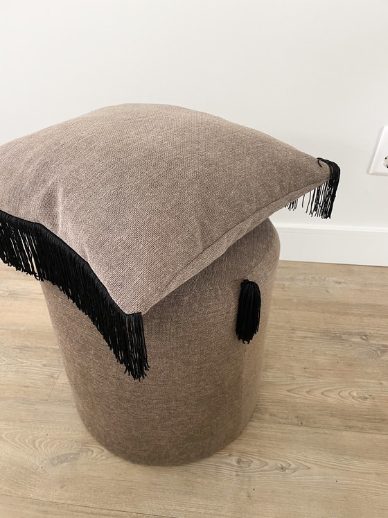 Image 1 of Pouf e cuscino realizzati a mano con dettagli a frange nere.
