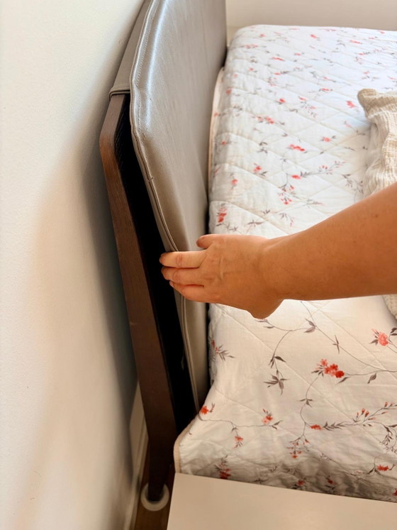 NOVAMOBILI – Siri Bett aus Leder + 2 Easy Nachttische + Easy System Kommode – Doppelbetten, Holz (photo 3 of 8)