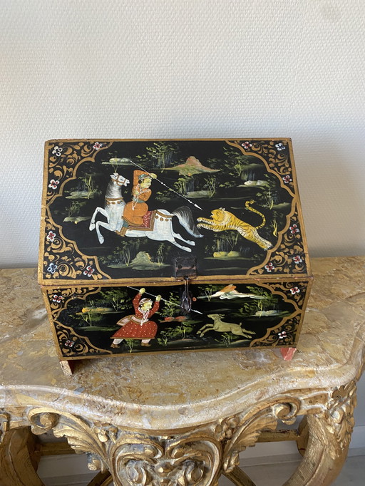 Coffre ancien peint à la main