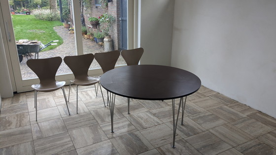 Image 1 of Fritz Hansen Tafel En Vlinderstoelen