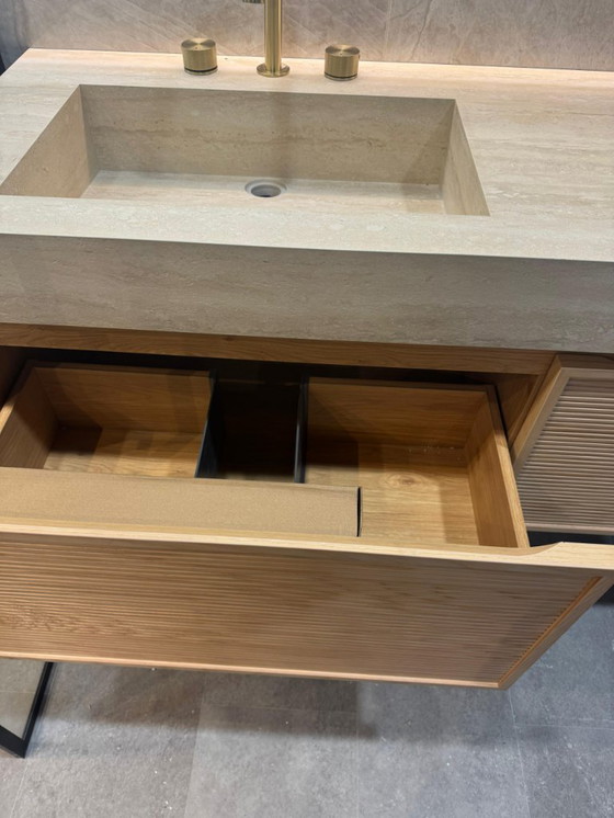 Image 1 of Prachtige exclusieve massief badkamermeubelset incl kolomkast kranen spiegel en wastafel !