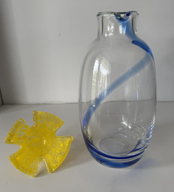 Image 1 of Glaskaraffe mit blauem Fuß und gelbem Blattverschluss