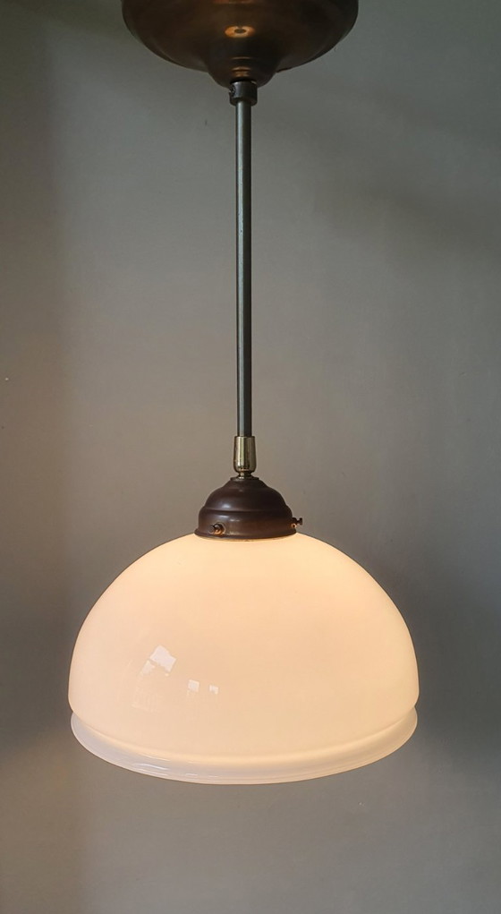 Image 1 of Lampada a sospensione vintage - vetro opalino bianco in forma decorativa