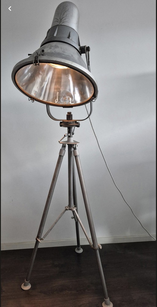 Industriële lamp op statief