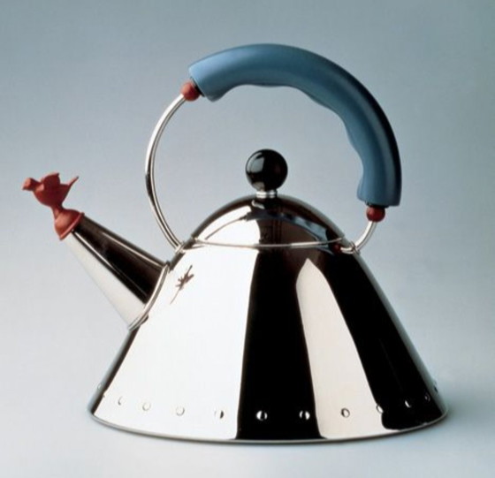 Image 1 of Bollitore a fischio Alessi disegnato da Michael Graves.