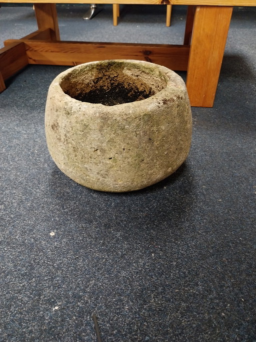 1 jardinière française en pierre naturelle magnifiquement patinée, datant des années 1960